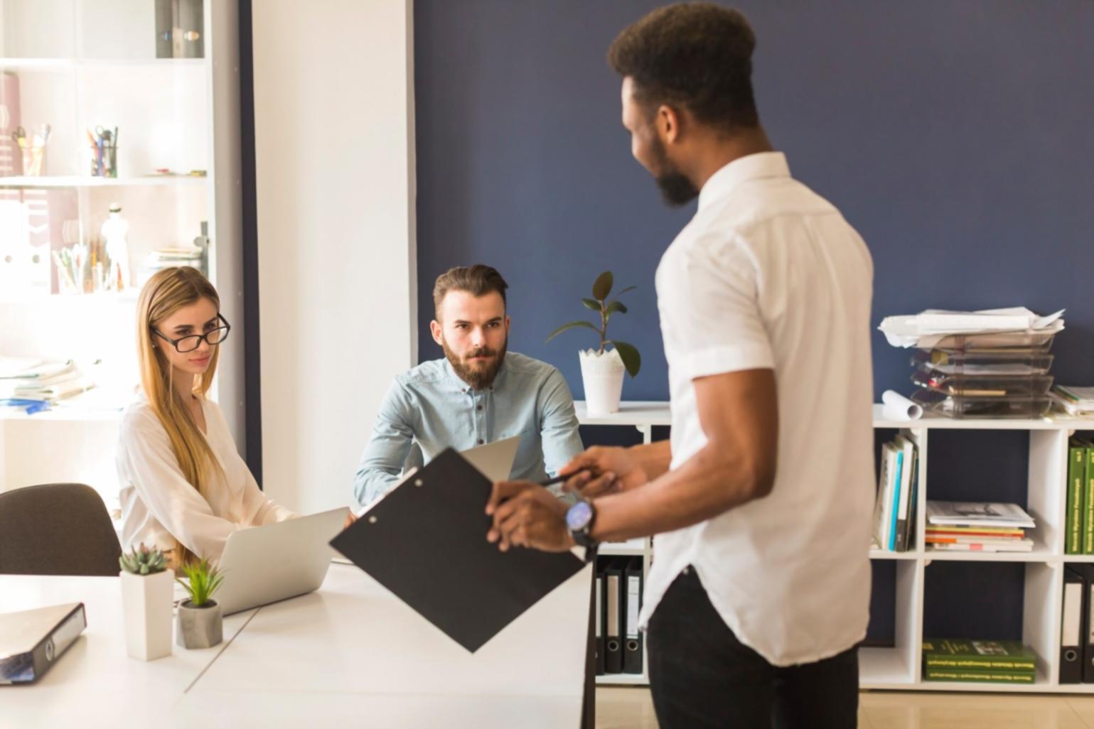 Étudiant consultant des documents financiers