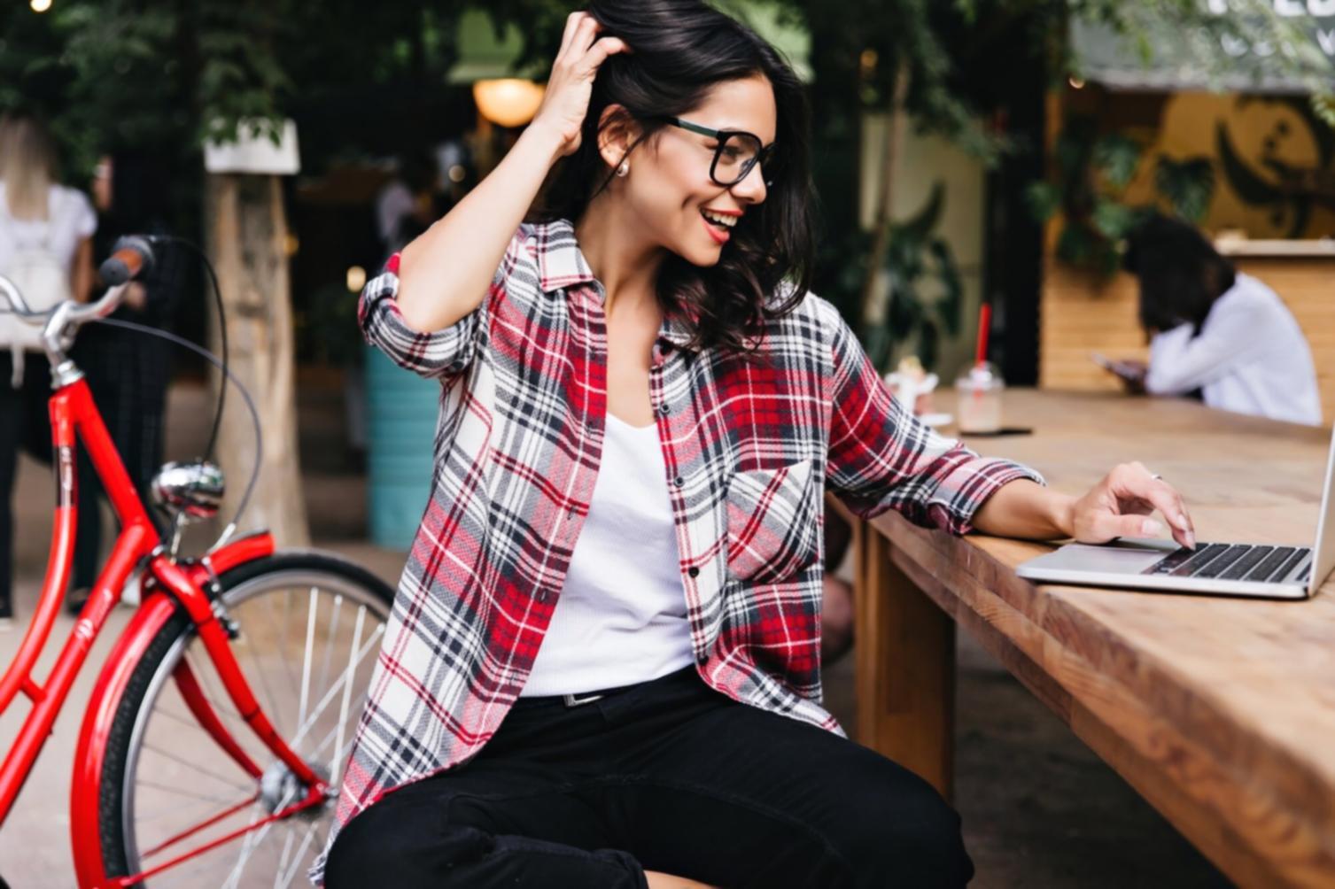 Espace de travail avec ordinateur portable et documents financiers