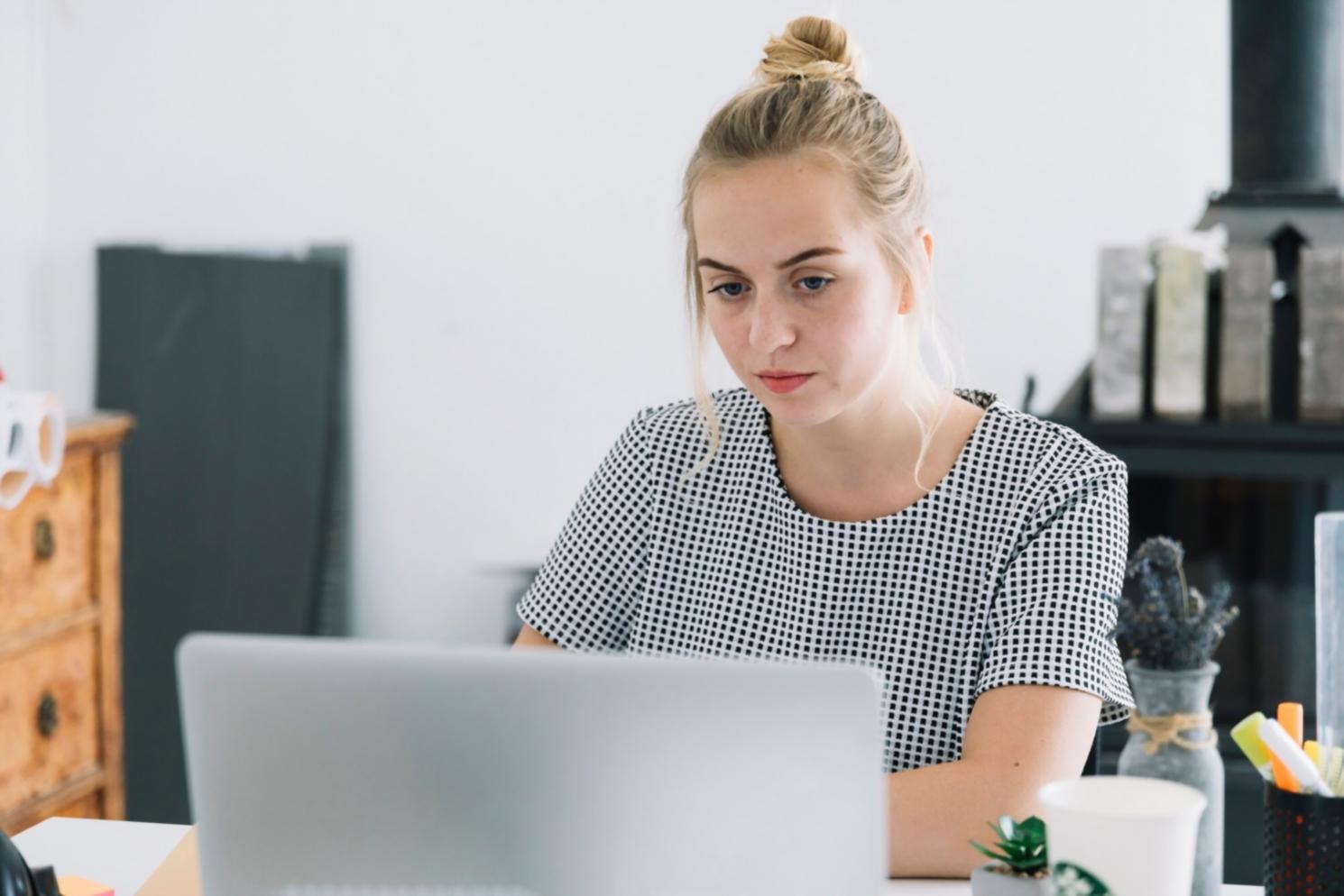 Interface de plateforme d'apprentissage sur écran d'ordinateur